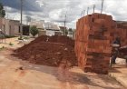 Em Goiás: Moradores denunciam que construtora colocou tijolos e terra no meio de rua durante obra