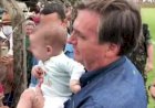 Em Goiás: Sem máscara, Bolsonaro causa aglomeração de apoiadores e pega bebê no colo