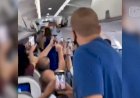 Bolsonaro entra em avião para cumprimentar passageiros, é xingado e diz que quem o hostilizou devia andar de jegue
