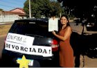 Professora coloca faixa 'enfim divorciada' em carro para comemorar separação e viraliza nas redes sociais: 'Me libertei'