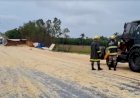 Carreta tomba em Rialma, deixa motorista morto e soja espalhada pela BR-153