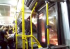 Passageiro abre guarda-chuva dentro do ônibus por causa de goteiras