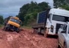 Caminhoneiros atolam em trechos sem asfalto da BR-070 que passa por Jaraguá