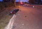 Em Goiás: Mulher morre após moto em que estava bater contra meio-fio