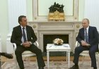 Depois de se submeter às regras sanitárias russas, Bolsonaro consegue a foto sentado perto de Putin