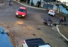 Ciclista é arremessado e gira no ar após ser atingido por moto que se envolveu em acidente com carro, em Itaberaí