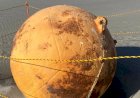Esfera de ferro na areia da praia intriga o Japão