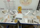 Mulheres são detidas após tentarem passar drogas escondidas em chinelo para maridos presos em Goiás