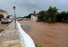 Rio Vermelho, na cidade de Goiás, tem cheia com chuva que ocorre desde a noite de segunda