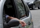 Fumar ao volante é infração de trânsito, gera multa e pontos na CNH