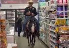 Estudante faz compras em supermercado de Nazário montado em cavalo
