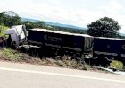 Duas pessoas morrem após acidente envolvendo carro e carreta na GO-217, entre Piracanjuba e Caldas
