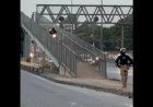 Motociclista é flagrado trafegando em passarela da BR-153, em Goiânia