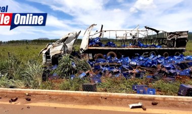 Carreta carregada de cerveja tomba próximo ao trevo do Barro Alto, Na BR-080