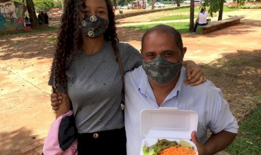 Em Goiás: Pai faz marmita e almoça com filha em praça para não correrem risco de atrasar em 2º dia de prova do Enem