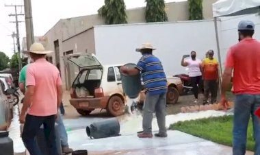 Em Goiás: Produtores despejam leite estragado em frente à Enel para protestar contra falta de energia