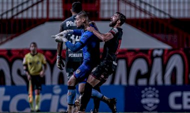 Em jogo com polêmicas, Atlético-GO e Santos empatam em Goiânia