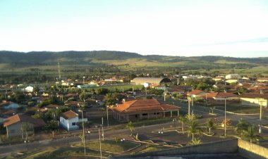 Secretária de saúde de Ipiranga de Goiás com apenas 50 doses de vacina fura fila e causa revolta na população