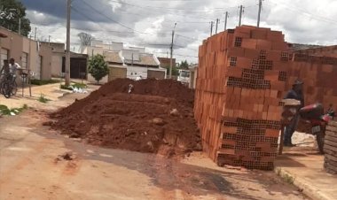Em Goiás: Moradores denunciam que construtora colocou tijolos e terra no meio de rua durante obra
