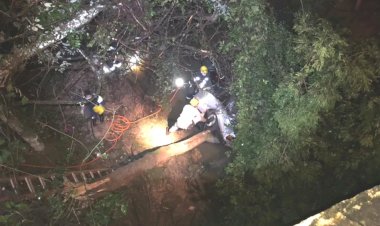 Dois jovens morrem após carro cair de ponte na GO-080, em Jaraguá