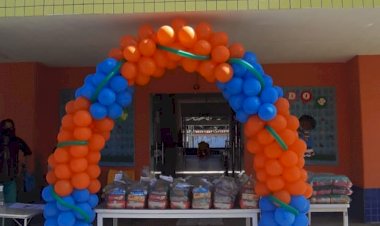 A Prefeitura Municipal de Ceres, através da Secretaria Municipal de Educação Cultura e Esporte, realiza nesta sexta-feira, 12 de março, a entrega dos Kits Alimentação para as famílias que têm crianças matriculadas na Rede Municipal de Ensino.