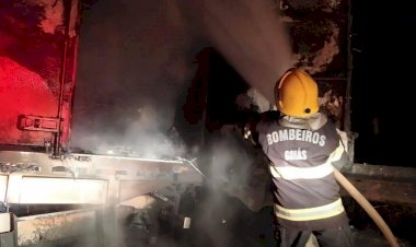 Em Goiás: Caminhão carregado de frango pega fogo BR-060