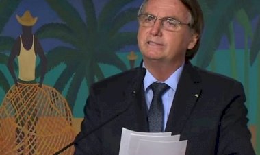 Com críticas a Paulo Freire, Bolsonaro assina decreto que regulamenta o novo Fundeb