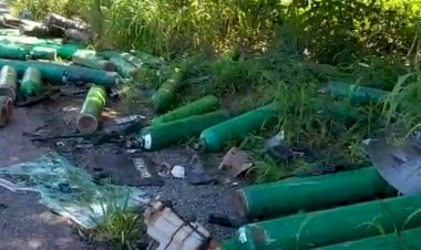 Cilindros de oxigênio ficam espalhados em rodovia após caminhão se envolver em acidente em Jaraguá - Goiás