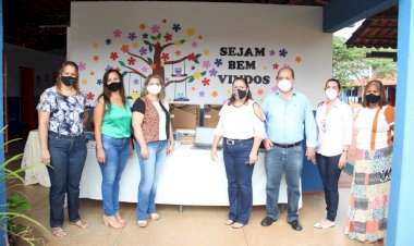 Prefeitura de Ceres entregou nesta terça feira 13 divesos aparelhos de multimídia as unidades de ensino do município