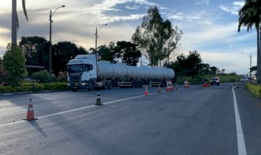 Carga irregular de combustível avaliada em R$ 400 mil é apreendida em Jaraguá