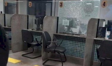 Presa por agressão, mulher pega arma de policial e atira dentro de delegacia