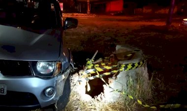 Homem bate carro, desce para ver estrago e cai em poço de 15 metros de profundidade