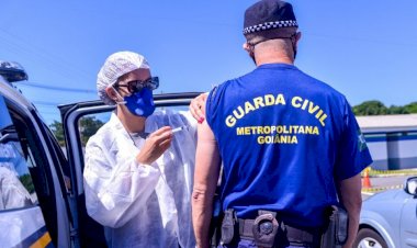 64% dos policiais, guardas e bombeiros tomaram vacina contra covid em Goiás