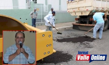 Prefeito de Ceres Edmário de Castro Barbosa recebe elogios de moradores pela qualidade já vista do tapa buracos realizado na cidade