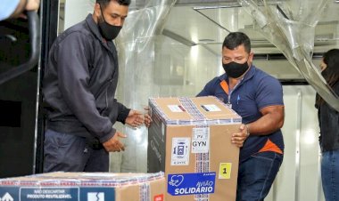Com apenas 21 mil doses, terceiro lote de vacinas da Pfizer chega a Goiás