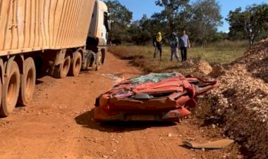 Casal desce do carro para buscar filha minutos antes de carreta tombar e esmagar veículo em Alexânia