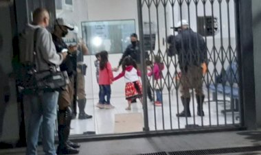 PMs brincam com crianças após pais serem presos