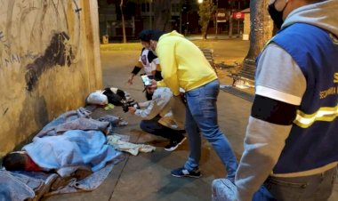 Pessoas em situação de rua recebem cobertores para enfrentar frio de 7ºC em Goiânia