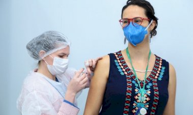 Nos EUA e no Brasil, mulheres tomaram mais vacinas contra covid do que homens