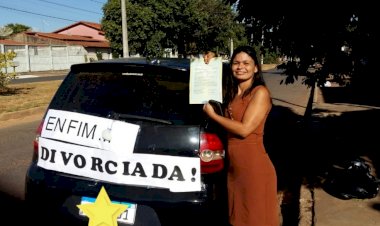 Professora coloca faixa 'enfim divorciada' em carro para comemorar separação e viraliza nas redes sociais: 'Me libertei'