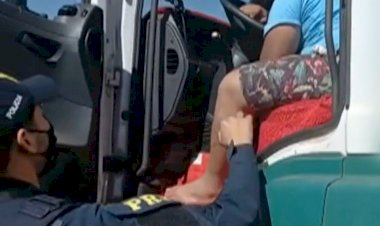 Em Goiás: Motorista é flagrado embriagado e dormindo dentro de caminhão na BR 060