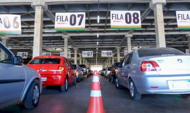Drive thru tem fila quilométrica no 2º dia de distribuição de senhas para vacinação