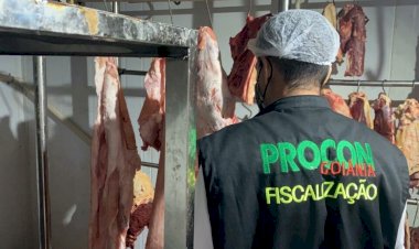 Procon apreende mais de 100 quilos de alimentos impróprios em supermercados, em Goiás