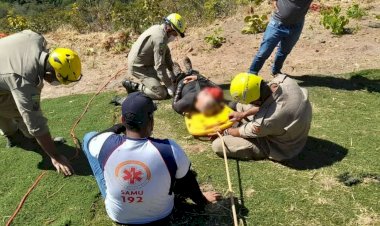 Em Jaraguá, piloto de parapente cai pouco depois da decolagem e é resgatado por bombeiros