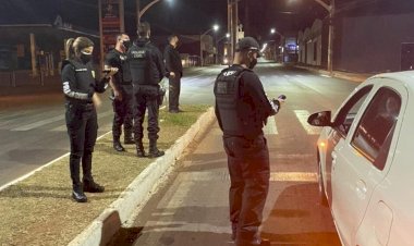 Em Goiás: Casal é flagrado fazendo sexo oral com carro em movimento e homem acaba preso