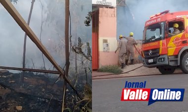 Bombeiros são acionados às presas para controlar incêndio criminoso na entrada da ponte velha em Rialma ao lado do Lava-jato do Tota