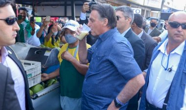 Bolsonaro provoca aglomeração com apoiadores na Assembleia de Deus Campinas, em Goiânia