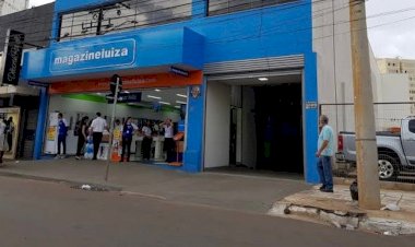 Em Goiás: Cliente insatisfeito arremessa aparelho contra vendedor e provoca confusão em loja