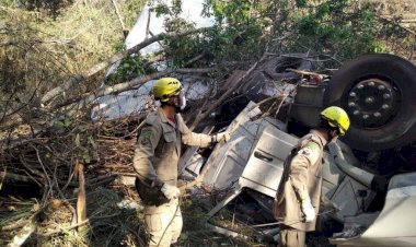Motoristas morrem em acidente entre caminhões na BR-153, em Uruaçu