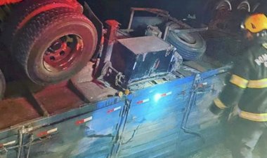 Para evitar colisão frontal com ônibus, motorista tomba caminhão na BR-153 em Jaraguá